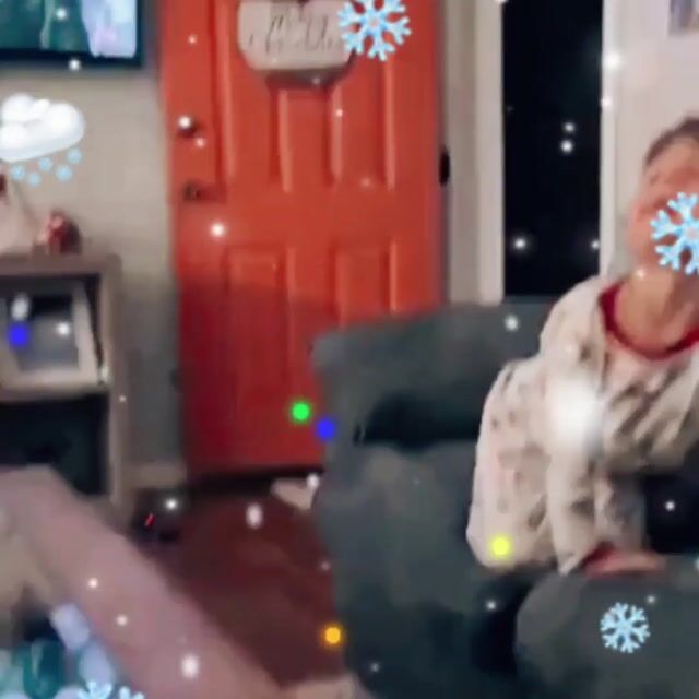 Lil bro scraps with the grinch to protect his gifts.mp4