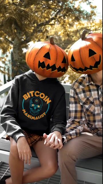 master-stage-video-mockup-daily-halloween-hoodie-7169v-2.mp4