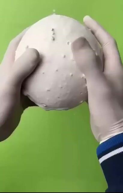 Val fan video cracking egg.MP4
